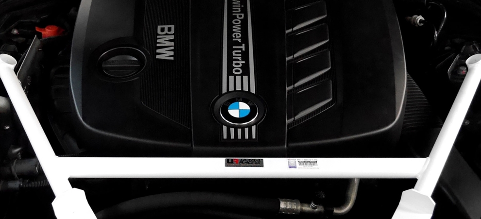 ウルトラレーシング リアメンバーブレース BMW 3シリーズ F30 3D20 2012 09〜2015 07 320ｄ - 1